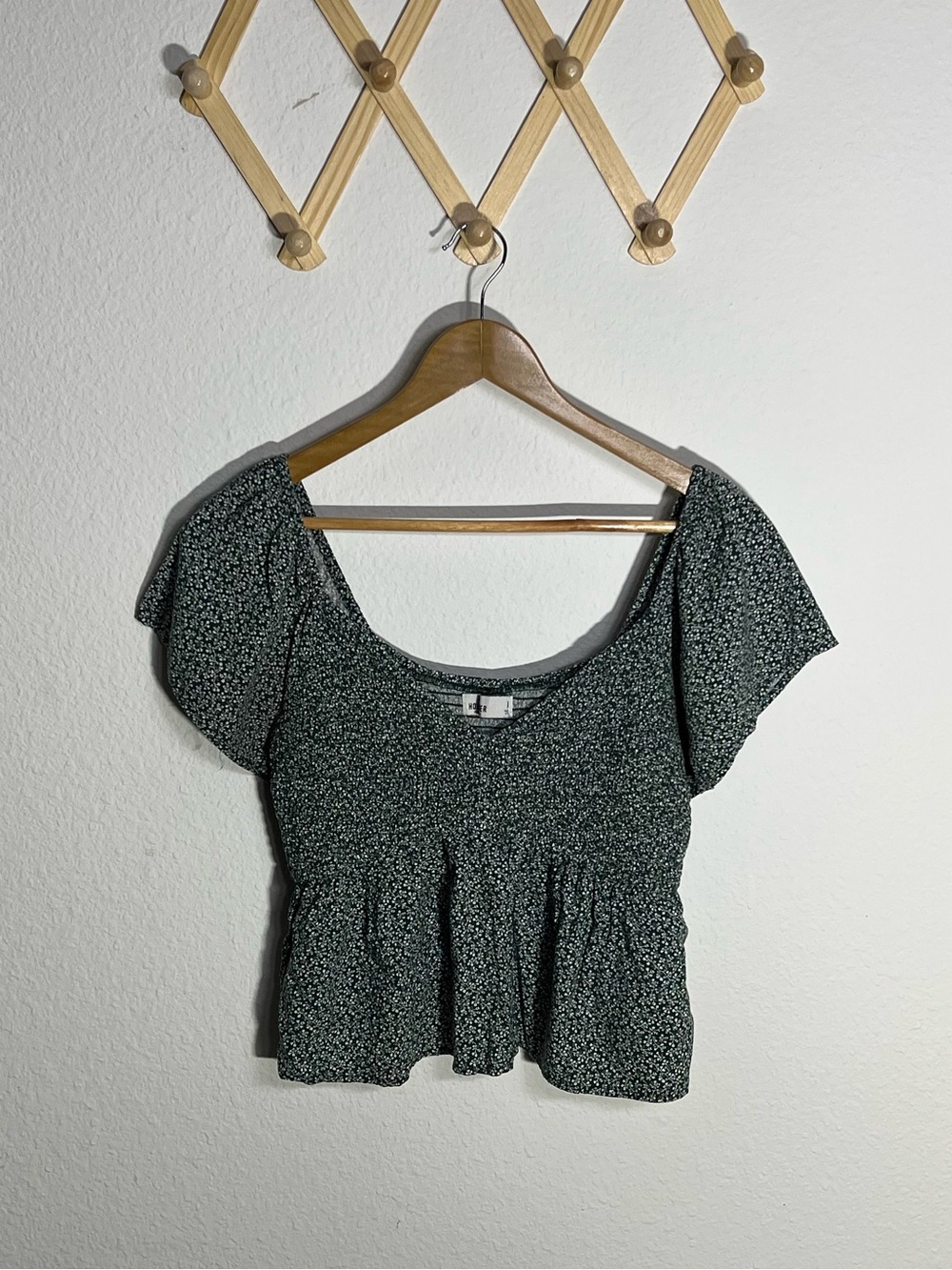 HOLLISTER • Dark Green & White Floral Peplum Smocked Babydoll Top, Blouse, Sz M